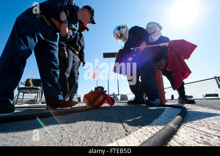 140307-N-RM757-224 Marseille, France (7 mars 2014) - Les Marins répondre à éteindre un incendie de l'avion simulé blessé lors d'un accident et de forage de récupération sur le pont de vol de missiles de l'USS Arleigh Burke (DDG 51). Arleigh Burke est sur un déploiement prévu à l'appui d'opérations de sécurité maritime et les efforts de coopération en matière de sécurité dans le théâtre américain dans la 6ème zone d'opérations de la flotte. (U.S. Photo par marine Spécialiste de la communication de masse 2e classe Carlos M. Vazquez II/libérés) Inscrivez-vous à la conversation sur Twitter ( https://twitter.com/naveur navaf ) Suivez-nous sur Facebook ( https://www. Banque D'Images