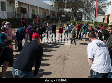 Des marins de l'USS Simpson (FFG 55), une frégate de missiles guidés de l'US Navy, s'engagent avec des élèves de l'école de filles du Bennani Center à Casablanca, au Maroc, lors d'une visite prévue au port. L'événement visait à renforcer les partenariats maritimes et à améliorer la stabilité régionale par le biais d'échanges culturels. Banque D'Images