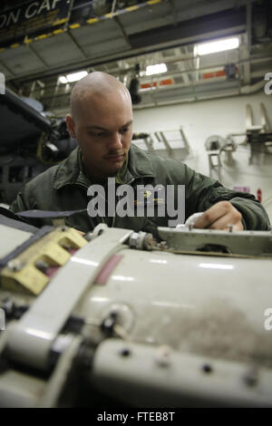 Cette image montre le caporal Colin Jenkins effectuant la maintenance d'une hélice MV-22 Osprey à bord de l'USS Bataan. La photo illustre le rôle technique et opérationnel de la 22e unité expéditionnaire maritime dans le soutien des opérations militaires en mer. Banque D'Images