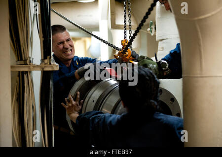 Les marins à bord de l'USS Arleigh Burke (DDG 51) effectuent la maintenance de l'équipement de propulsion à Marseille, France, le 8 mars 2014. Le destroyer est déployé dans la zone de la 6e flotte américaine pour des opérations de sécurité maritime et la coopération en matière de sécurité sur le théâtre. Banque D'Images