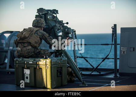 141225-M-YH418-001 Lance Cpl. Ryan Recanati, un anti-tank missileman avec des armes, de l'entreprise Équipe de débarquement du bataillon du 3e Bataillon, 6e Régiment de Marines, 24e Marine Expeditionary Unit, une recherche dans l'optique d'une M41 système Sabre à bord de l'USS New York, en mer, 25 décembre 2014. Recanati faisait partie d'une posture défensive pour le navire tel qu'il a navigué à travers le détroit de Gibraltar sur son chemin dans la mer Méditerranée. L'Iwo Jima Groupe Amphibie/24e Marine Expeditionary Unit, mène des opérations navales dans la sixième flotte américaine zone d'opérations à l'appui de la sécurité nationale américaine interes Banque D'Images