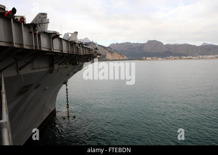 L'USS George H.W. Bush (CVN 77), un porte-avions, est vu ancré au large d'Antalya, en Turquie, lors d'un déploiement prévu pour soutenir les opérations de l'US Navy dans la zone de la 6e flotte. Cette image a été capturée lors de sa mission en mars 2014. Banque D'Images