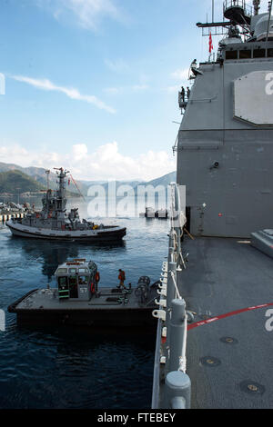 1400309-N-PJ969-138 AKSAZ, Turquie (09 mars 2014) La Turquie remorqueurs aider le croiseur lance-missiles USS mer des Philippines (CG 58) tandis qu'il maures en Aksaz, Turquie. Mer des Philippines est sur un déploiement prévu des opérations de sécurité maritime et les efforts de coopération en matière de sécurité dans le théâtre américain dans la zone de responsabilité de la sixième flotte. (U.S. Photo par marine Spécialiste de la communication de masse Abe 3e classe McNatt/libérés) Banque D'Images