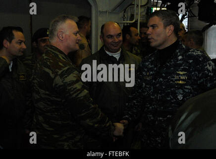 140309-N-AO823-030 : MER (9 mars 2014) - Le Capitaine George Vassilakis, commandant de l'USS Bataan (DG 5), accueille les membres de l'Armée hellénique à bord du navire d'assaut amphibie polyvalent USS Bataan (DG 5). Le Groupe d'intervention amphibie Bataan est sur un déploiement prévu des opérations de sécurité maritime, offrant une capacité d'intervention de crise et les efforts de coopération en matière de sécurité dans le théâtre de la sixième flotte américaine zone d'opérations. (U.S. Photo par marine Spécialiste de la communication de masse Seaman Apprentice Michael J. Lieberknecht/libérés) Banque D'Images