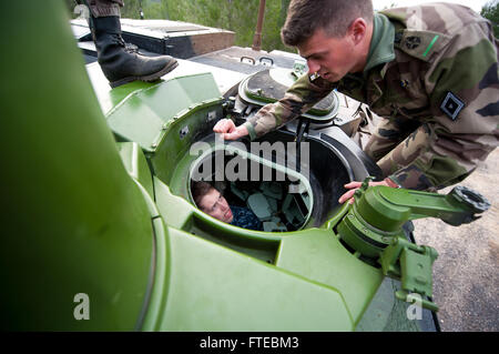 140311-N-RM757-131 Marseille, France (11 mars 2014) - Ensign Ian Sundstrom, attribué à missiles de l'USS Arleigh Burke (DDG 51), tours une Armée française Leclerc char de combat principal appartenant à l'Armée de Terre 4e régiment de Dragons tank Regiment pendant que le navire est en service dans le port de Marseille, France. Arleigh Burke est sur un déploiement prévu à l'appui d'opérations de sécurité maritime et les efforts de coopération en matière de sécurité dans le théâtre américain dans la 6ème zone d'opérations de la flotte. (U.S. Photo par marine Spécialiste de la communication de masse 2e classe Carlos M. Vazquez II/libérés) Rejoindre les con Banque D'Images