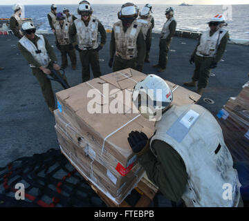 140312-N-HO612-008 MER MÉDITERRANÉE (12 mars 2014) marins et Marines acheminer les fournitures reçues de l'USNS Robert E. Peary (T-AKE 5) avec palette jacks sur le pont de vol sur le navire d'assaut amphibie USS Bataan (DG 5) Le 12 mars. Le Groupe d'intervention amphibie Bataan est sur un déploiement prévu des opérations de sécurité maritime, offrant une capacité d'intervention de crise et les efforts de coopération en matière de sécurité dans le théâtre de la sixième flotte américaine zone d'opérations. (U.S. Photo par marine Spécialiste de la communication de masse 3 classe Erik Foster/libérés) Banque D'Images