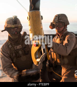 Les Marines américains de la 26e Marine Expeditionary Unit (MEU) mènent des exercices de formation conjoints à Praia da Raposa, Portugal, le 29 octobre 2015. Des Marines attachés à l'USS Arlington (LPD 24) font la démonstration de la manipulation de l'équipement et des opérations d'hélicoptère, préparant une remorque M105 pour le transport aérien par un CH-53E Super Stallion. Banque D'Images
