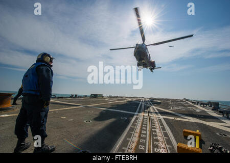 140312-N-EI510-379, LA MER NOIRE (12 mars 2014) - Maître de Manœuvre Seaman Daniel d'Aquilonia, d'Hornell, N.Y., aide à l'atterrissage d'un IRA Roumaine 330 Puma (Marine) à bord de la classe Arleigh Burke destroyer lance-missiles USS Truxtun (DDG 103). Truxtun est déployée dans le cadre de la George H. W. Bush grève groupe sur un déploiement prévu des opérations de sécurité maritime et les efforts de coopération en matière de sécurité dans le théâtre américain dans la 6ème zone d'opérations de la flotte. (U.S. Photo par marine Spécialiste de la communication de masse 3e classe Scott Barnes/libérés) Inscrivez-vous à la conversation sur Twitter ( https://twitter.com Banque D'Images