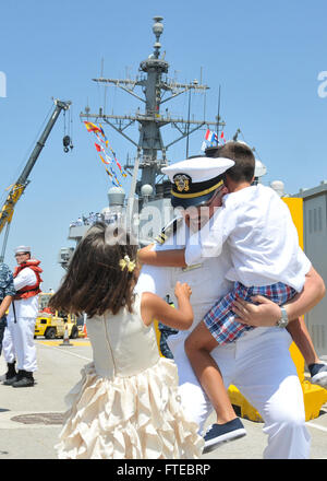 20140725-N-EM343-668 ROTA, ESPAGNE (25 juillet 2014) - Un marin affecté à la classe Arleigh Burke destroyer lance-missiles USS Donald Cook (DDG 75) retrouve sa famille après son retour à la base navale de Rota après la première patrouille du navire dans la sixième flotte américaine zone d'opérations. Donald Cook, à Rota, déployées à l'avant, l'Espagne mène des opérations navales à l'appui des intérêts de sécurité nationale des États-Unis en Europe. (U.S. Photo par marine Spécialiste de la communication de masse en chef William Clark /libéré) Banque D'Images