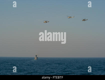 140312-N-EI510-680 MER NOIRE (12 mars 2014) - Trois hélicoptères MH-60R Seahawk hélicoptère des Spartiates de grève Maritime Squadron (HSM) 70 voler en formation avec un Roumain IAR 330 Puma (Marine) au cours d'un exercice multilatéral avec la Roumanie et la Bulgarie dans le cadre des efforts de coopération en matière de sécurité dans le théâtre de la mer Noire, comme vu de la classe Arleigh Burke destroyer lance-missiles USS Truxtun (DDG 103). Truxtun est déployée dans le cadre de la George H. W. Bush sur un groupe aéronaval du déploiement prévu des opérations de sécurité maritime et les efforts de coopération en matière de sécurité dans le théâtre dans l'U.S Banque D'Images