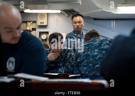 Calvin Hou, chef spécialiste logistique, supervise les marins qui passent l’examen d’avancement à bord de l’USS Arleigh Burke (DDG 51) lors de sa visite prévue à Marseille. Le navire mène des opérations de sécurité maritime dans le cadre de son déploiement dans la zone d’opérations de la 6e flotte. Banque D'Images