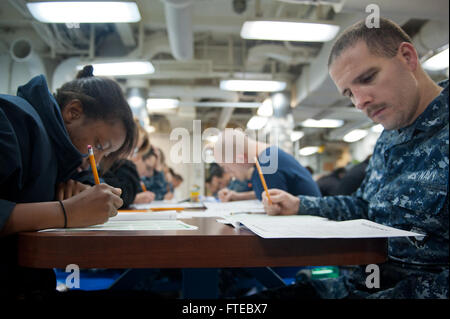 Les marins à bord de l'USS Arleigh Burke (DDG 51) passent un examen d'avancement de deuxième classe à l'échelle de la Marine pendant que le navire est amarré à Marseille, France, le 13 mars 2014. L’USS Arleigh Burke est déployé pour soutenir les opérations de sécurité maritime et les efforts de coopération internationale en matière de sécurité dans la région de la 6e flotte américaine. Banque D'Images