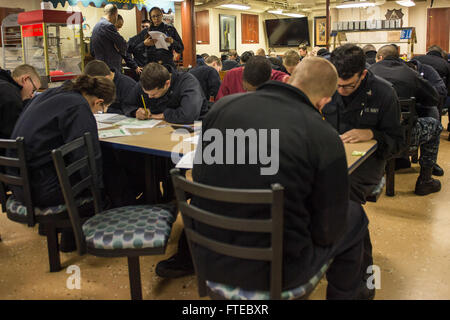 1400313-N-PJ969-004 MER MÉDITERRANÉE (13 mars 2014) Les marins se préparent à prendre la 2e classe de maître de l'avancement de l'examen à bord du croiseur lance-missiles USS mer des Philippines (CG 58). Mer des Philippines est sur un déploiement prévu des opérations de sécurité maritime et les efforts de coopération en matière de sécurité dans le théâtre américain dans la 6ème zone d'opérations de la flotte. (U.S. Photo par marine Spécialiste de la communication de masse Abe 3e classe McNatt/libérés) Banque D'Images