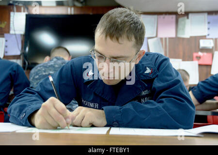 140313-N-CH661-007 MER MÉDITERRANÉE (13 mars 2014) - 3e classe Controlman Incendie Travis Plotner, attribué à missiles de l'USS Ramage (DDG 61), prend l'E-5 promotion examen sur le gâchis de carter. Ramage, homeported à Norfolk, en Virginie, est sur un déploiement prévu des opérations de sécurité maritime et les efforts de coopération en matière de sécurité dans le théâtre américain dans la 6ème zone d'opérations de la flotte. (U.S. Photo par marine Spécialiste de la communication de masse 2e classe Jared King/libérés) Inscrivez-vous à la conversation sur Twitter ( https://twitter.com/naveur navaf ) Suivez-nous sur Facebook ( https://www.facebook.com Banque D'Images