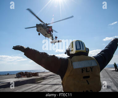 Un hélicoptère MH-60R Seahawk du Helicopter Sea combat Squadron (HSC) 9 effectue un réapprovisionnement vertical à bord du porte-avions USS George H.W. Bush (CVN 77) en mer Méditerranée. L’USS George H.W. Bush soutient les opérations de sécurité maritime et de coopération théâtrale dans le cadre de son déploiement prévu dans la zone d’opérations de la 6e flotte américaine. Banque D'Images