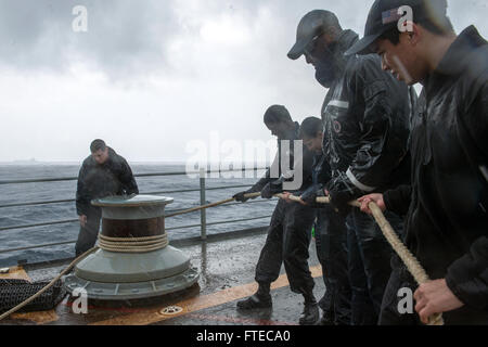 1400317-N-PJ969-245 MER MÉDITERRANÉE (17 mars 2014) une ligne homme marins à bord du croiseur lance-missiles USS mer des Philippines (CG 58). Mer des Philippines est sur un déploiement prévu des opérations de sécurité maritime et les efforts de coopération en matière de sécurité dans le théâtre américain dans la 6ème zone d'opérations de la flotte. (U.S. Photo par marine Spécialiste de la communication de masse Abe 3e classe McNatt/libérés) Banque D'Images