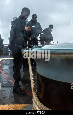 1400317-N-PJ969-250 MER MÉDITERRANÉE (17 mars 2014) une ligne homme marins à bord du croiseur lance-missiles USS mer des Philippines (CG 58). Mer des Philippines est sur un déploiement prévu des opérations de sécurité maritime et les efforts de coopération en matière de sécurité dans le théâtre américain dans la 6ème zone d'opérations de la flotte. (U.S. Photo par marine Spécialiste de la communication de masse Abe 3e classe McNatt/libérés) Banque D'Images