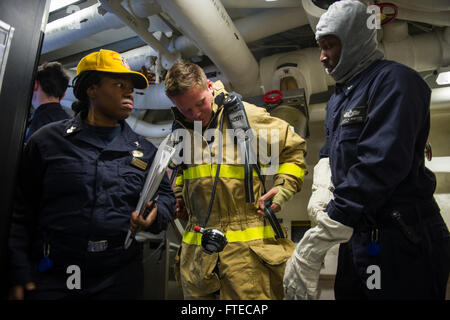 140317-N-EI510-034 MER NOIRE (18 mars 2014) - Conseiller de la Marine 1ère classe Shaqanta Chukwuma (à gauche), de Chicago, Maître de Manœuvre 3 Classe Henrey Stegall (milieu), à partir de Fort Mill, S.C., et maître de Manœuvre de 3e classe Larry Nguessan, de Laural Md., participer à la formation à bord de l'quarts de la classe Arleigh Burke destroyer lance-missiles USS Truxtun (DDG 103). Le Truxtun est déployée dans le cadre de la George H. W. Bush grève groupe sur un déploiement prévu des opérations de sécurité maritime et les efforts de coopération en matière de sécurité dans le théâtre américain dans la 6ème zone d'opérations de la flotte. (U.S. N Banque D'Images