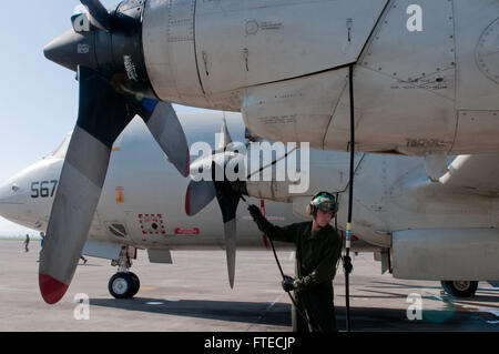 L'aviateur Austin Pickett, membre de l'escadron de patrouille VP-9, effectue la maintenance d'un avion P-3C Orion à la Naval Air Station Sigonella. Ce lavage de moteur de routine fait partie des opérations de l'escadron dans la zone de responsabilité de la 6e flotte des États-Unis, couvrant l'Europe et l'Afrique. Banque D'Images
