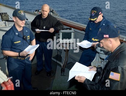 140325-N-CH661-012 MER MÉDITERRANÉE (25 mars 2014) - Le lieutenant Mike Knickerbocker mémoires Cmdr. John D. Stoner, commandant de missiles de l'USS Ramage (DDG 61), en prévision de la formation d'attaque de petits bateaux. Ramage, homeported à Norfolk, en Virginie, est sur un déploiement prévu des opérations de sécurité maritime et les efforts de coopération en matière de sécurité dans le théâtre américain dans la 6ème zone d'opérations de la flotte. (U.S. Photo par marine Spécialiste de la communication de masse 2e classe Jared King/libérés) Inscrivez-vous à la conversation sur Twitter ( https://twitter.com/naveur navaf ) Suivez-nous sur Facebook ( https :/ Banque D'Images