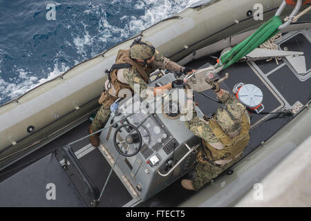 140327-N-ZY039-081 Golfe de Guinée (27 mars 2014) - Les marins affectés à bord d'articulation, bateau à grande vitesse l'USNS Lance (JHSV) 1 lignes de crochet jusqu'à une grue pour soulever un canot pneumatique à coque rigide (RHIB) hors de la partie d'un wateras-américaine combinée au Ghana pour l'application du droit maritime en vertu de l'application du droit maritime de l'Afrique Partenariat (AMLEP) programme. AMLEP, la phase opérationnelle du partenariat de l'Afrique centrale (APS), rassemble des U.S. Navy, Garde côtière américaine, et l'Afrique respectifs des forces maritimes de partenaire à partenaire qui patrouillent les eaux territoriales de la zone d'exclusion économique et avec le g Banque D'Images