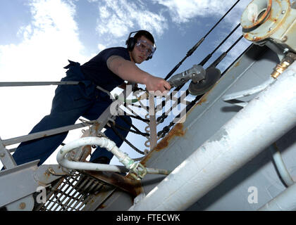 140330-N-CH661-254 MER MÉDITERRANÉE (30 mars 2014) - Technicien Sonar (Surface) 3 Classe Andrew Swartwout, attribué à missiles de l'USS Ramage (DDG 61), sables d'un couteau au cours de l'endroit de la préservation. Ramage, homeported à Norfolk, en Virginie, est sur un déploiement prévu des opérations de sécurité maritime et les efforts de coopération en matière de sécurité dans le théâtre américain dans la 6ème zone d'opérations de la flotte. (U.S. Photo par marine Spécialiste de la communication de masse 2e classe Jared King/libérés) Inscrivez-vous à la conversation sur Twitter ( https://twitter.com/naveur navaf ) Suivez-nous sur Facebook ( https://www.f Banque D'Images