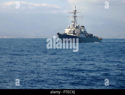 Mer Méditerranée (31 mars 2014) - lance-missiles le destroyer USS Donald Cook (DDG 75) se prépare à mener un passager et les pièces à l'aide d'une embarcation pneumatique à coque rigide attribué à missiles de l'USS Ramage (DDG 61). Ramage, homeported à Norfolk, en Virginie, est sur un déploiement prévu des opérations de sécurité maritime et les efforts de coopération en matière de sécurité dans le théâtre américain dans la 6ème zone d'opérations de la flotte. Banque D'Images