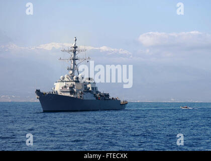 Mer Méditerranée (31 mars 2014) - un à coque rigide, attribué à missiles de l'USS Ramage (DDG 61), effectue un transfert de passagers et les pièces-missiles avec le destroyer USS Donald Cook (DDG 75). Ramage, homeported à Norfolk, en Virginie, est sur un déploiement prévu des opérations de sécurité maritime et les efforts de coopération en matière de sécurité dans le théâtre américain dans la 6ème zone d'opérations de la flotte. Banque D'Images