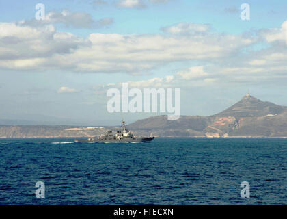 Mer Méditerranée (31 mars 2014) - lance-missiles le destroyer USS Donald Cook (DDG 75) transits la Mer Méditerranée. Donald Cook, homeported à Norfolk, en Virginie, est sur un déploiement prévu des opérations de sécurité maritime et les efforts de coopération en matière de sécurité dans le théâtre américain dans la 6ème zone d'opérations de la flotte. Banque D'Images