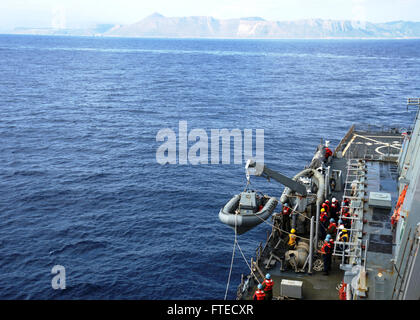 Mer Méditerranée (31 mars 2014) - Les missiles guidés USS Ramage (DDG 61) effectue des opérations de sauvetage de petites embarcations. Ramage, homeported à Norfolk, en Virginie, est sur un déploiement prévu des opérations de sécurité maritime et les efforts de coopération en matière de sécurité dans le théâtre américain dans la 6ème zone d'opérations de la flotte. Banque D'Images