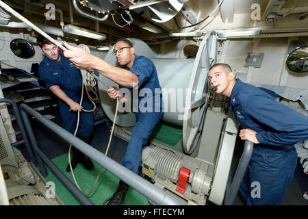 Mer Méditerranée (1 avril 2014) - Les Marins affectés aux missiles de l'USS Ramage (DDG 61) se préparer à déployer les réseaux remorqués tactique au cours d'une évolution en continu dans le cadre de l'exercice Noble Dina, un rapport annuel sur l'exercice d'entraînement multi-nationale menée avec l'Hellenic et israéliennes marines. Ramage, homeported à Norfolk, en Virginie, est sur un déploiement prévu des opérations de sécurité maritime et les efforts de coopération en matière de sécurité dans le théâtre américain dans la 6ème zone d'opérations de la flotte. Banque D'Images