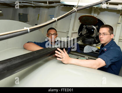 Mer Méditerranée (1 avril 2014) - Technicien Sonar (Surface) 2e classe John Apple, droit, et sonar (technicien de surface) 3 classe Michael Jones, tous deux assignés aux missiles de l'USS Ramage (DDG 61), guide le système tactique de réseaux remorqués comme elle est déployée à travers une porte nomen lors d'une évolution en continu dans le cadre de l'exercice Noble Dina, un rapport annuel sur l'exercice d'entraînement multi-nationale menée avec l'Hellenic et israéliennes marines. Ramage, homeported à Norfolk, en Virginie, est sur un déploiement prévu des opérations de sécurité maritime et sécurité théâtre g Banque D'Images