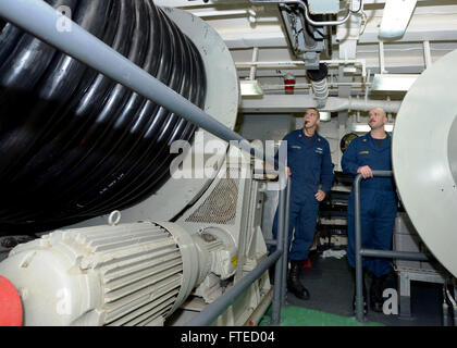 Mer Méditerranée (1 avril 2014) - Technicien Sonar (Surface) 2e classe Jacob Cooper, gauche, et chef technicien Sonar (Surface) William Cummings, tous deux attribués à missiles de l'USS Ramage (DDG 61), de la supervision d'une évolution en continu dans le cadre de l'exercice Noble Dina, un rapport annuel sur l'exercice d'entraînement multi-nationale menée avec l'Hellenic et israéliennes marines. Ramage, homeported à Norfolk, en Virginie, est sur un déploiement prévu des opérations de sécurité maritime et les efforts de coopération en matière de sécurité dans le théâtre américain dans la 6ème zone d'opérations de la flotte. Banque D'Images