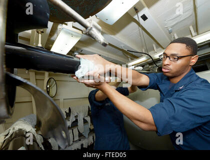 Mer Méditerranée (1 avril 2014) - Technicien Sonar (Surface) 3 classe Michael Jones, attribué à missiles de l'USS Ramage (DDG 61), des lingettes off l'eau du sonar remorqué tactique comme il est rentré par une porte nomen lors d'une évolution en continu dans le cadre de l'exercice Noble Dina, un rapport annuel sur l'exercice d'entraînement multi-nationale menée avec l'Hellenic et israéliennes marines. Ramage, homeported à Norfolk, en Virginie, est sur un déploiement prévu des opérations de sécurité maritime et les efforts de coopération en matière de sécurité dans le théâtre américain dans le domaine de la sixième flotte oper Banque D'Images