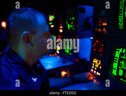 Mer Méditerranée (1 avril 2014) - Technicien Sonar (Surface) 1re classe Kristopher King, affecté à l'avant-déployés de la classe Arleigh Burke destroyer lance-missiles USS Donald Cook (DDG 75), surveille une console sonar pour les contacts pendant un exercice de guerre anti-sous-marine dans le cadre de l'exercice Noble Dina, un rapport annuel sur l'exercice d'entraînement multi-nationale menée avec l'Hellenic et israéliennes marines. Donald Cook, le premier des quatre destroyers de la classe Arleigh Burke à l'avant-déployé à Rota, en Espagne, est en service dans le cadre d'un service de patrouille de la sixième flotte américaine zone d'opérations comme pa Banque D'Images