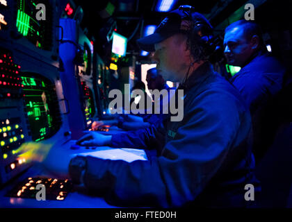 Mer Méditerranée (1 avril 2014) - Les marins affectés à l'avant-déployés de la classe Arleigh Burke destroyer lance-missiles USS Donald Cook (DDG 75), surveille une console sonar pour les contacts au cours d'un exercice de guerre anti-sous-marine dans le cadre de l'exercice Noble Dina, un rapport annuel sur l'exercice d'entraînement multi-nationale menée avec l'Hellenic et israéliennes marines. Donald Cook, le premier des quatre destroyers de la classe Arleigh Burke à l'avant-déployé à Rota, en Espagne, est en service dans le cadre d'un service de patrouille de la sixième flotte américaine zone d'opérations dans le cadre de l'approche adaptative progressive du Président Banque D'Images