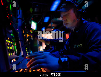 Mer Méditerranée (1 avril 2014) - Technicien Sonar (Surface) 2e classe Benjamin Stallman, affecté à l'avant-déployés de classe Arleigh Burke destroyer lance-missiles USS Donald Cook (DDG 75), surveille une console sonar pour les contacts au cours d'un exercice de guerre anti-sous-marine dans le cadre de l'exercice Noble Dina, un rapport annuel sur l'exercice d'entraînement multi-nationale menée avec l'Hellenic et israéliennes marines. Donald Cook, le premier des quatre destroyers de la classe Arleigh Burke à l'avant-déployé à Rota, en Espagne, est en service dans le cadre d'un service de patrouille de la sixième flotte américaine zone d'opérations comme p Banque D'Images