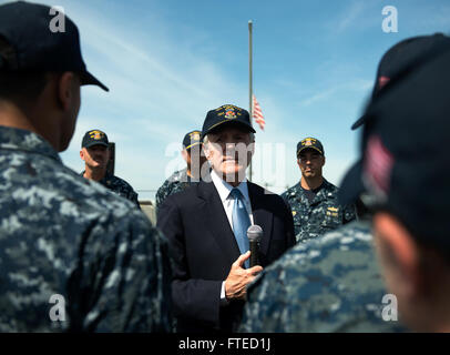 Mer Méditerranée (1 avril 2014) - Le secrétaire à la Marine Ray Mabus écoute à une question d'un marin lors d'un appel toutes les mains sur le gaillard d'avant du destroyer lance-missiles USS Bulkeley (DDG 84). Bulkeley, déployés dans le cadre de Harry S. Truman, le groupe opère dans le domaine de la flotte des États-Unis 6e des opérations à l'appui d'opérations de sécurité maritime et les efforts de coopération en matière de sécurité dans le théâtre lorsqu'il complète un déploiement de 9 mois aux États-Unis 5e et 6e secteurs d'opérations de la flotte. Banque D'Images