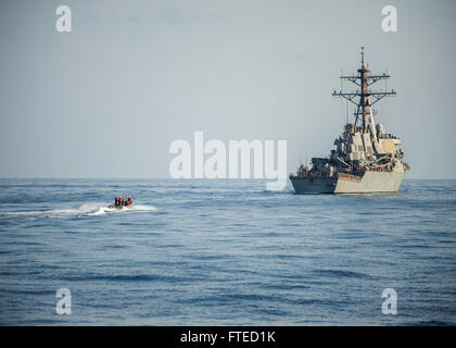 Mer Méditerranée (1 avril 2014) - Les marins affectés à la classe Arleigh Burke destroyer lance-missiles USS Ramage (DDG 61) retour au bateau après avoir mené des opérations avec le petit bateau de l'avant-déployés de la classe Arleigh Burke destroyer lance-missiles USS Donald Cook (DDG 75) au cours de l'exercice Noble Dina 2014, chaque année un exercice d'entraînement multi-nationale menée avec l'Hellenic et israéliennes marines. Donald Cook, homeported à Rota, en Espagne, est sur un déploiement prévu des opérations de sécurité maritime et les efforts de coopération en matière de sécurité dans le théâtre dans le domaine de la flotte des États-Unis 6e Banque D'Images