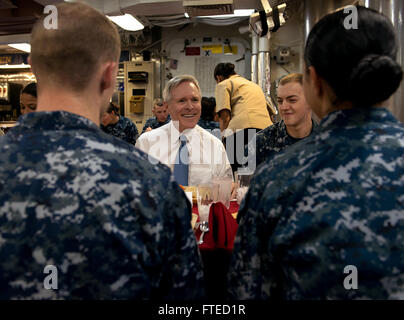 Mer Méditerranée (1 avril 2014) - Le secrétaire à la Marine Ray Mabus converse avec les marins pendant son déjeuner avec des membres de l'équipage à bord du destroyer lance-missiles USS Bulkeley (DDG 84). Bulkeley, déployés dans le cadre de Harry S. Truman, le groupe opère dans le domaine de la flotte des États-Unis 6e des opérations à l'appui d'opérations de sécurité maritime et les efforts de coopération en matière de sécurité dans le théâtre lorsqu'il complète un déploiement de 9 mois aux États-Unis 5e et 6e secteurs d'opérations de la flotte. Banque D'Images