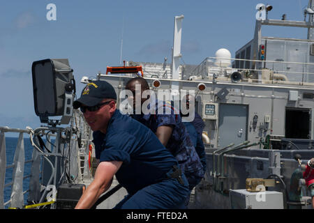 Golfe de Guinée (2 avril 2014) - Les marins et les membres de différentes forces maritimes ghanéenne, mixte, embarquée à bord de bateau à grande vitesse l'USNS Lance (JHSV 1), gel d'une ligne de tendance au cours de voile dans le cadre de l'ensemble des États-Unis et du Ghana, l'application du droit maritime en vertu de l'application du droit maritime de l'Afrique Partenariat (AMLEP) programme. AMLEP, la phase opérationnelle du partenariat de l'Afrique centrale (APS), rassemble des U.S. Navy, Garde côtière américaine, et l'Afrique respectifs des forces maritimes de partenaire à partenaire qui patrouillent les eaux territoriales de la zone d'exclusion économique et de Wit Banque D'Images