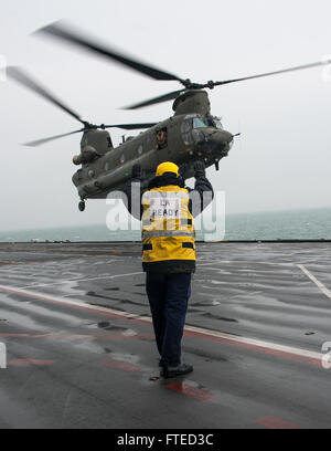 140403-N-wx580-106 MER DU NORD (avr. 3, 2014) Un hélicoptère CH-47 Chinook du 27 e Escadron de la Royal Air Force, l'exercice Royal Marines quitte la Marine royale porte-avions HMS Illustrious (R06) au cours de l'exercice Joint Warrior 14-1. 14-1 Joint Warrior est un semi-annuelles, Royaume-Uni formation guidée par un exercice visant à fournir à l'OTAN et les forces alliées une environnement de guerre pour se préparer pour des opérations globales. L'exercice Joint Warrior est destiné à améliorer l'interopérabilité entre les marines alliées dans un environnement difficile. (U.S. Photo de la marine par la communication de masse Speci Banque D'Images