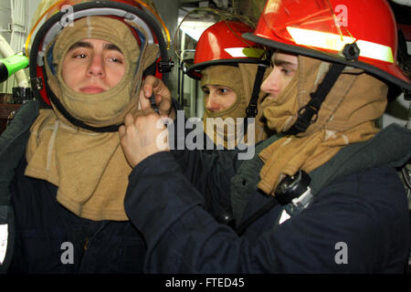 À BORD DU USS LEYTE GULF, en mer (3 avril 2014) -- les membres de l'équipe d'attaque contre l'incendie, le Maître de 3e classe Brent Elmore, droit et pompier Ray Chrismer, centre, effectuer un "buddy" de Seaman Tirel Gipe au cours de trimestres général à bord de l'USS Leyte Gulf (CG 55). Le Golfe de Leyte est en Ecosse, de participer à des Warrior 14-1, une semi-annuelles, Royaume-Uni, des cours de formation exercice conçu pour fournir à l'OTAN et les forces alliées une environnement de guerre pour se préparer pour des opérations globales. L'exercice Joint Warrior est destiné à améliorer l'interopérabilité entre les marines alliées Banque D'Images