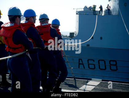 140411-N-CH661-078 : MER MÉDITERRANÉE (11 avril 2014) - Les Marins affectés aux missiles de l'USS Ramage (DDG 61) tenir une ligne de distance sur le gaillard au cours d'une reconstitution en cours avec le commandement français et ravitailleur Var (A608). Ramage, homeported à Norfolk, en Virginie, est sur un déploiement prévu des opérations de sécurité maritime et les efforts de coopération en matière de sécurité dans le théâtre américain dans la 6ème zone d'opérations de la flotte. (U.S. Photo par marine Spécialiste de la communication de masse 2e classe Jared King/libérés) Inscrivez-vous à la conversation sur Twitter ( https://twitter.com/naveur navaf ) fo Banque D'Images