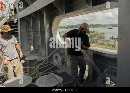 140412-N-ZY039-021 SEKONDI, Ghana (12 avril 2014) - Matt Colla, troisième officier à bord d'articulation, bateau à grande vitesse l'USNS Lance (JHSV 1), des soulèvements dans les amarres pendant que le navire se prépare à obtenir en cours. Lance, la U.S. Navy's first-in-class, mixte, navire à grande vitesse est sur son déploiement de jeune fille soutenant les efforts de coopération en matière de sécurité dans le théâtre et le renforcement des capacités de collaboration internationale, programme de partenariat de l'Afrique centrale, dans la sixième flotte américaine zone d'opérations. (U.S. Photo par marine Spécialiste de la communication de masse Seaman Justin R. DiNiro/ libéré) Banque D'Images