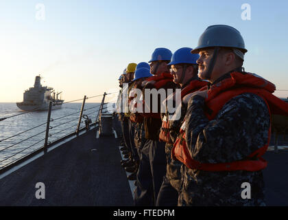 Mer Méditerranée (15 avril 2014) - Les marins sont prêts comme les missiles guidés USS Ramage (DDG 61) rend son approche aux côtés de la flotte maritime militaire de lubrification commande de réapprovisionnement USNS John Lenthall (T-AO 189) de procéder à une reconstitution en cours. Ramage, homeported à Norfolk, en Virginie, est sur un déploiement prévu des opérations de sécurité maritime et les efforts de coopération en matière de sécurité dans le théâtre américain dans la 6ème zone d'opérations de la flotte. (U.S. Photo par marine Spécialiste de la communication de masse 2e classe Jared King/libérés) Inscrivez-vous à la conversation sur Twitter ( https://twitter.com/naveur navaf ) Banque D'Images