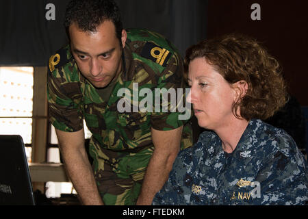 140418-N-NQ697-023 Douala, Cameroun-- Le lieutenant Simao Paixao, marine portugaise, parle d'un schéma-et-manoeuvre brève avec le Capt Sueann Schorr dans le cadre d'Obangame Express 2014. Obangame Express est un U.S. Africa Command-parrainé l'exercice maritime multinational visant à accroître la sûreté et la sécurité maritime dans le golfe de Guinée. (U.S Navy photo by Mass Communication Specialist 3rd Class Matt Wright/libérés) Inscrivez-vous à la conversation sur  <a href ='https://twitter.com/naveur navaf' rel ='nofollow' >Twitter </a > Suivez-nous sur  <a href ='https://www.facebook.com/USNavalForcesEuropeAfrica' rel ='nofollow' >Faceb Banque D'Images