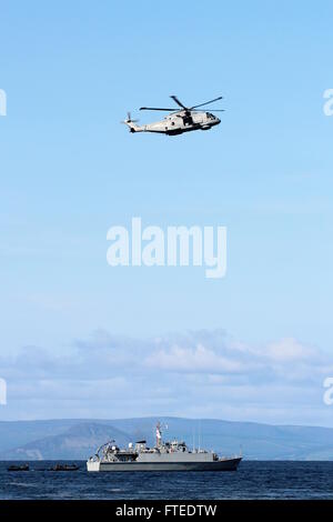 ZH824, un AgustaWestland Merlin HM1, sur le HMS Pembroke (M107), une classe de Sandown, destiné au chasseur au cours de l'Airshow 2015 écossais. Banque D'Images