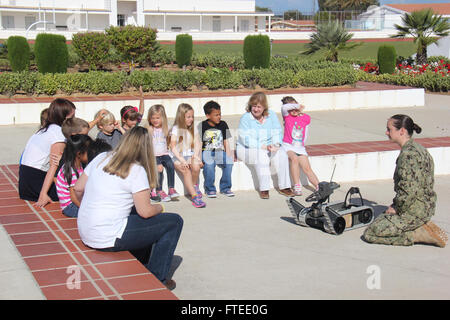 140423-N-ZZ999-006 : ROTA, ESPAGNE (23 avril 2014) - l'élimination des explosifs et munitions 3ème classe technicien Schlichting Katie, affecté à l'unité mobile de destruction des engins explosifs (EODMU 8), démontre l'PACBOT 310 munitions robot pour étudiants de David Glasgow Farragut école élémentaire. Dans homeported EODMU 8, Rota, prend en charge les opérations de sécurité maritime et les efforts de coopération en matière de sécurité dans le théâtre américain dans la 6ème zone d'opérations de la flotte. (U.S. Photo de la marine/libérés) Banque D'Images