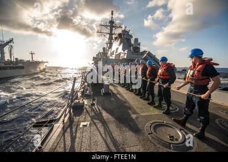 140426-N-KE519-136 MER MÉDITERRANÉE (Avril 26, 2014) - Les marins à bord de l'avant-déployés de la classe Arleigh Burke destroyer lance-missiles USS Donald Cook (DDG 75) conduite d'un ravitaillement en mer avec la reconstitution de la flotte oiler USNS John Lenthall (T-AO-189). Donald Cook, le premier des quatre destroyers de la classe Arleigh Burke à l'avant-déployé à Rota, en Espagne, est en service dans le cadre d'un service patrouille dans la sixième flotte américaine zone d'opérations dans le cadre de l'Europe du Président Approche adaptative progressive (EPAA) à la défense antimissile balistique en Europe. (U.S. Photo par marine Spécialiste de la communication de masse Seaman E Banque D'Images